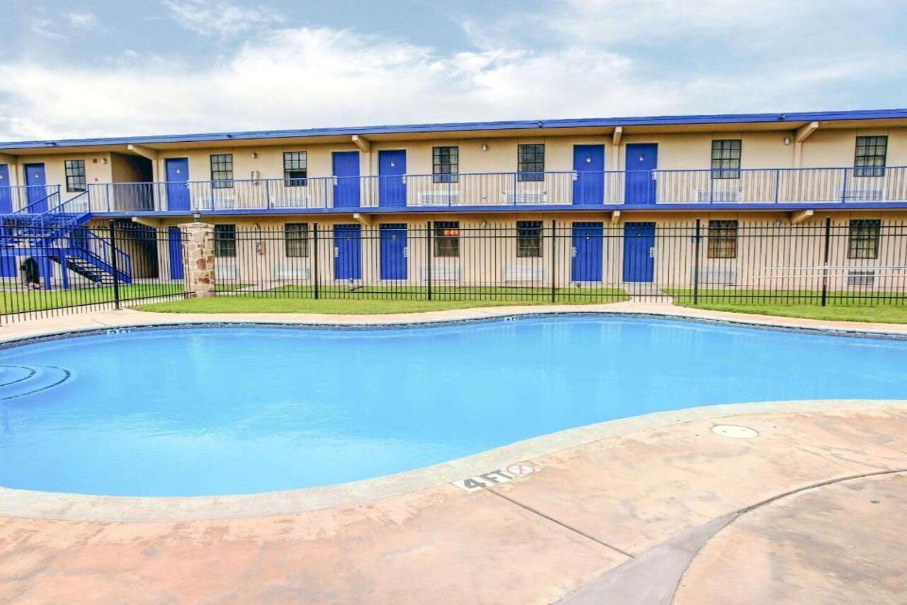 Rodeway Inn Ню Браунфелс Екстериор снимка