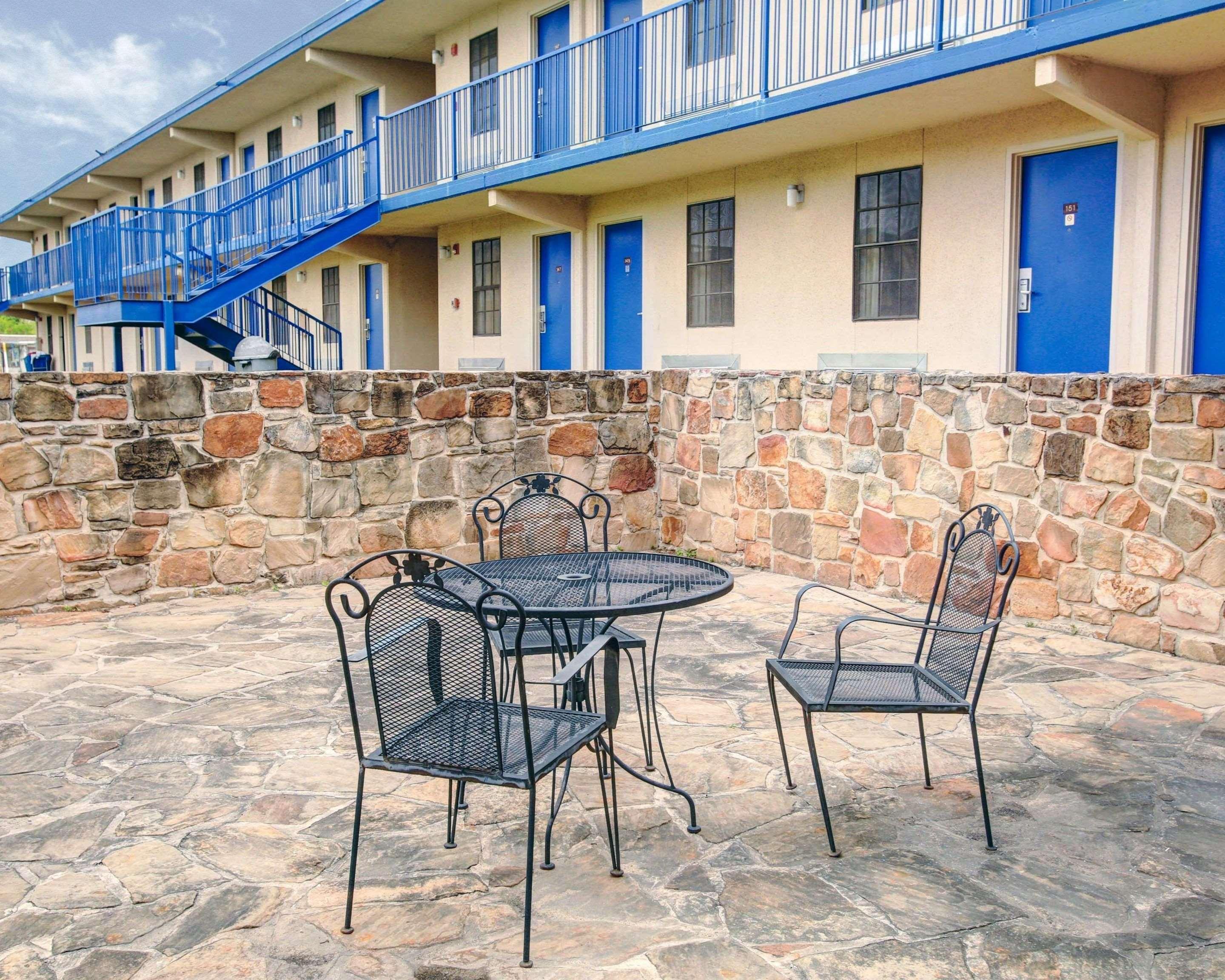 Rodeway Inn Ню Браунфелс Екстериор снимка